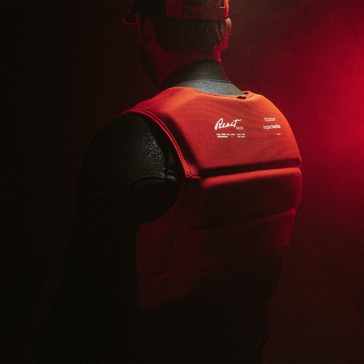 Czarna kamizelka Manera Impact Vest zakładana przez głowę.